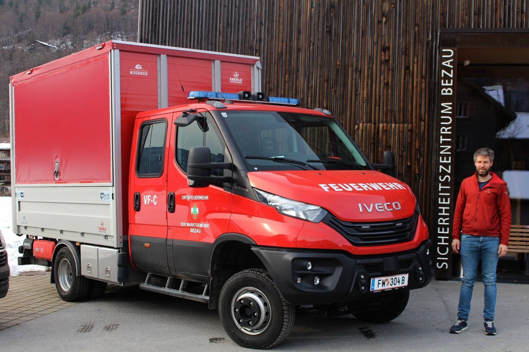 Stützpunktleiter Richard Fröwis stellte das Versorgungsfahrzeug für Waldbrand-Einsätze vor.   