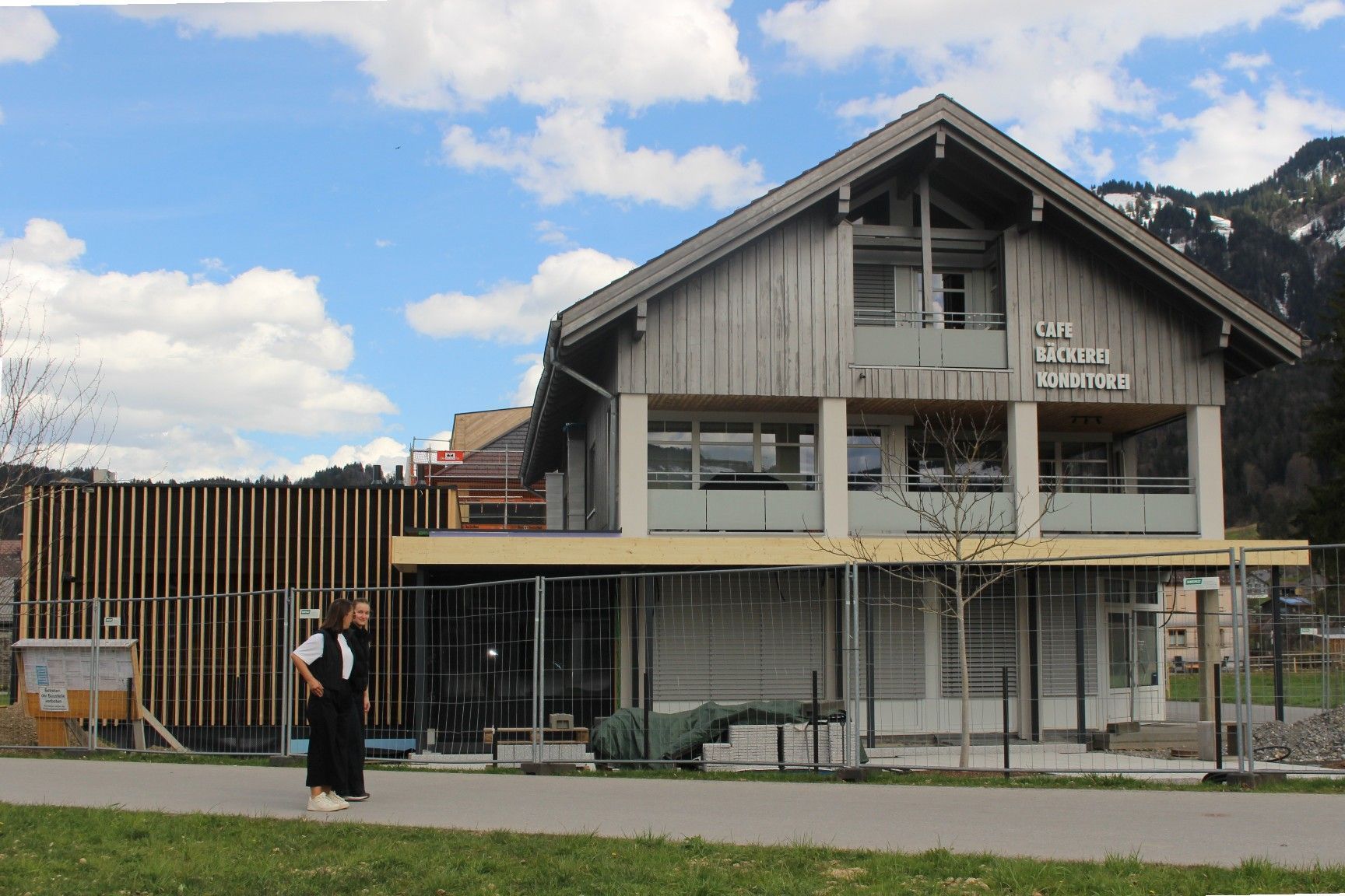 Seit der Gründung des Firmenbetriebs 1938 wurden die Bäckerei/Konditorei immer wieder neuen Erfordernissen angepasst. Die aktuelle Modernisierung und Erweiterung soll „für mindestens eine weitere Generation“ ausreichen,