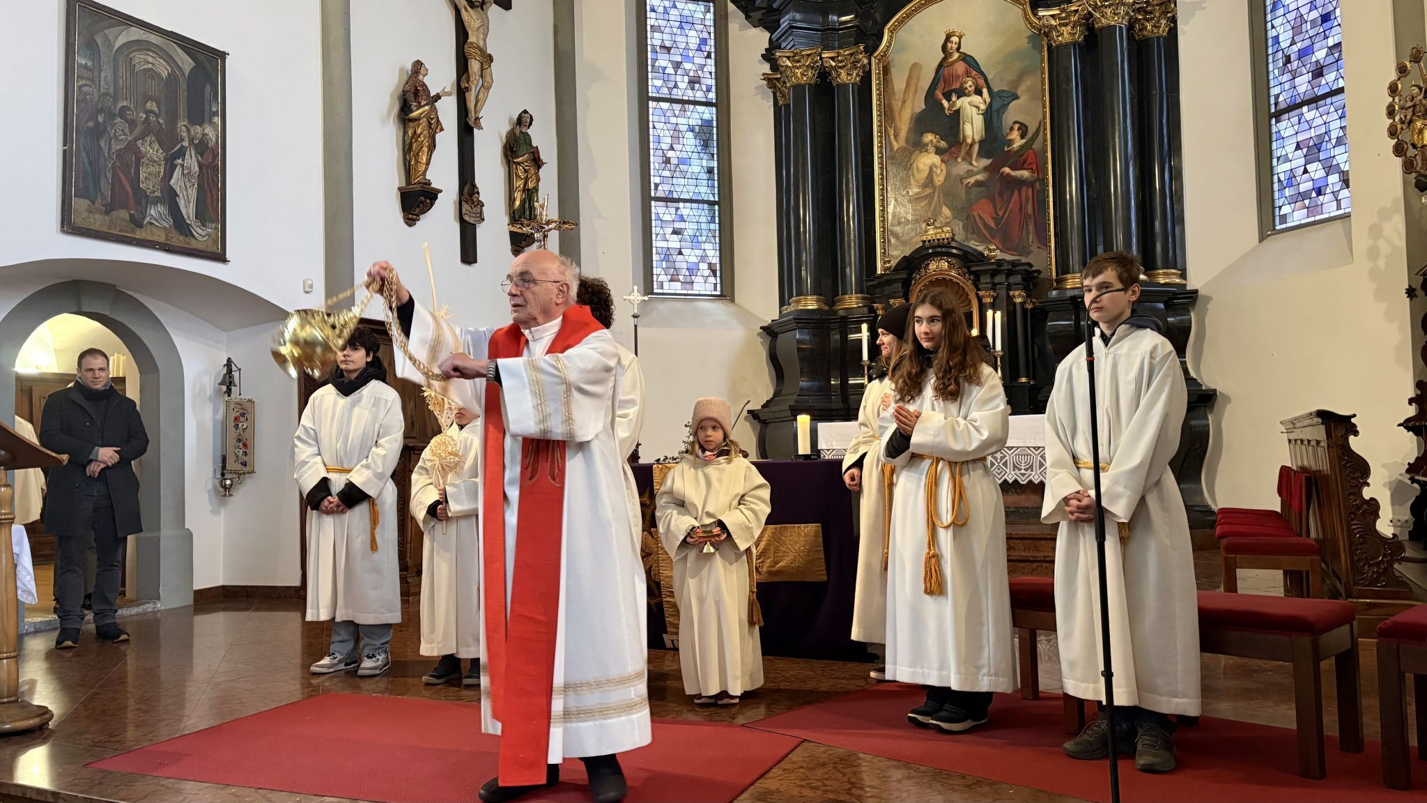 Mit der Festversammlung feierte Pfarrer in Ruhe Roland Trentinaglia, hier mit dem Weihrauch.