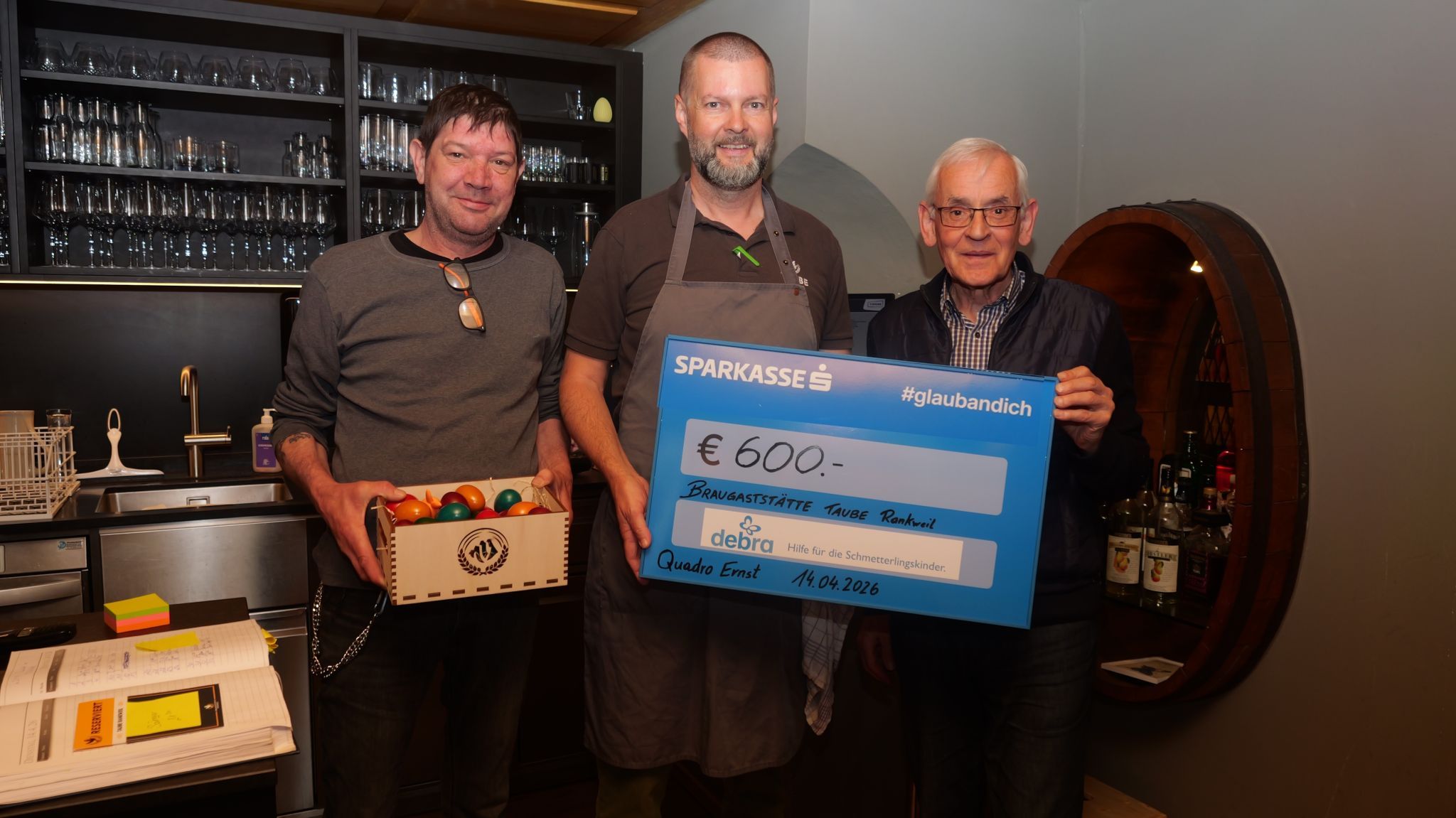 Alex Rossi, Braugaststätte Taube Wirt Alexander Milojevic und Quadro Ernst mit dem symbolischen Spendenscheck.