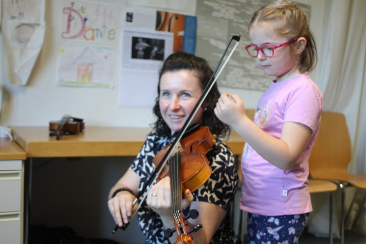 Valentina mit Mutter Manuela probierten viele Instrumente aus. 