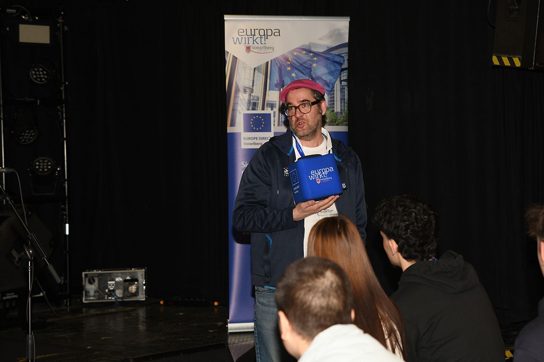 Markus Plasencia führte als Moderator durch die Europa- und Demokratiefachtagung und leitete durch das Programm.