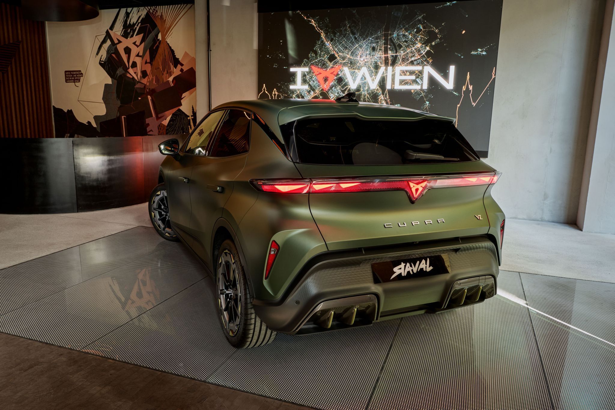 Ohne Lichtband und beleuchtetem Logo geht es heute offenbar nicht mehr – also erstrahlt auch der klei-ne Raval an seinem kecken Heck ziemlich auffällig