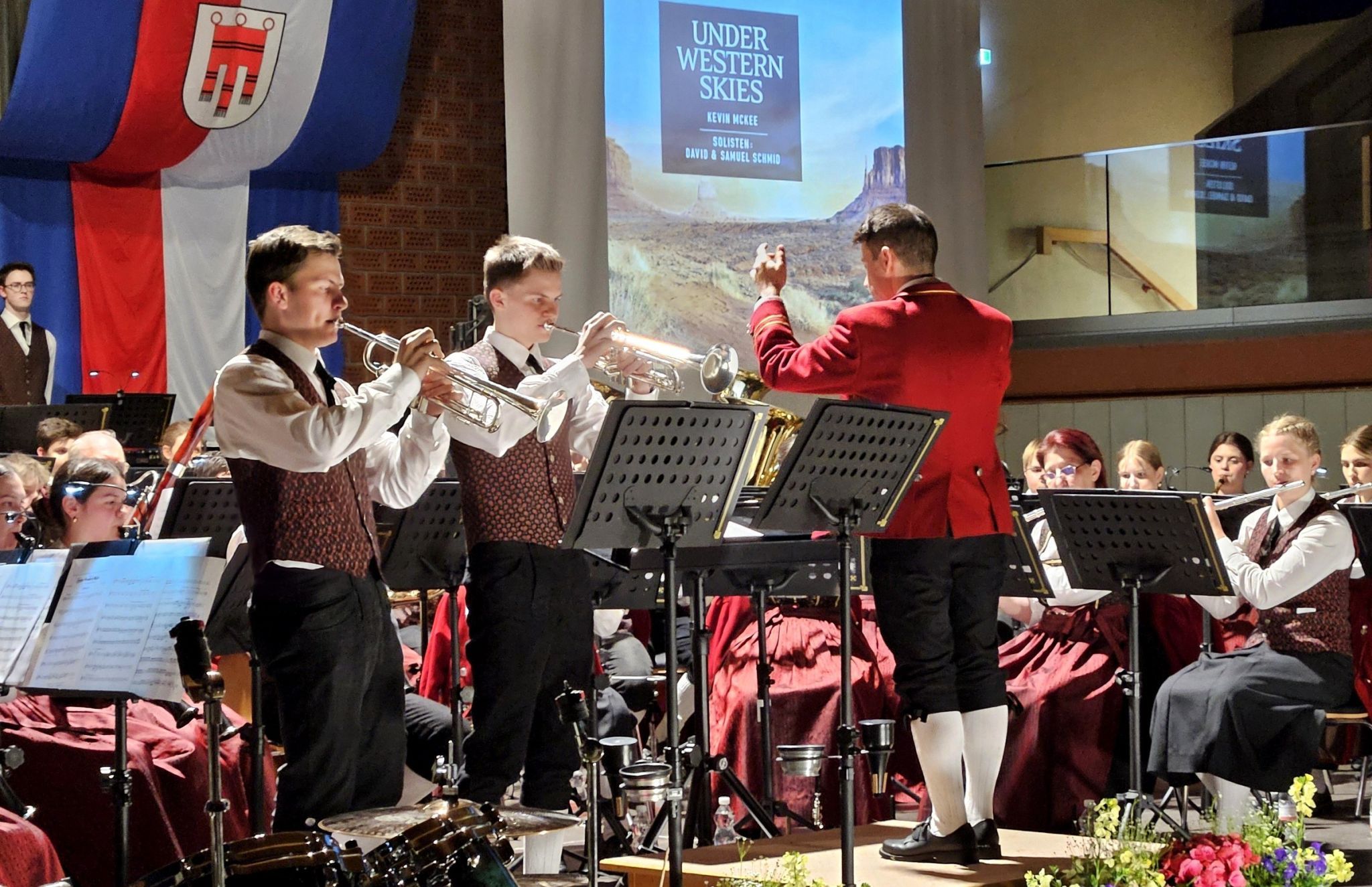 Viel Applaus für die Solisten David Schmid und Samuel Schmid an den Trompeten beim Stück „Under Western Skies“.