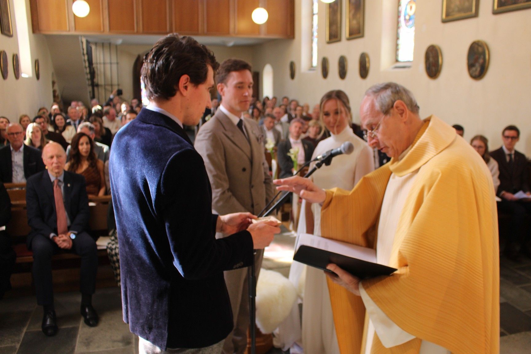 Der große Augenblick: Pfarrer Luc Sermeus segnet die Ringe, die einander das Paar gleich gegenseitig anstecken wird.      