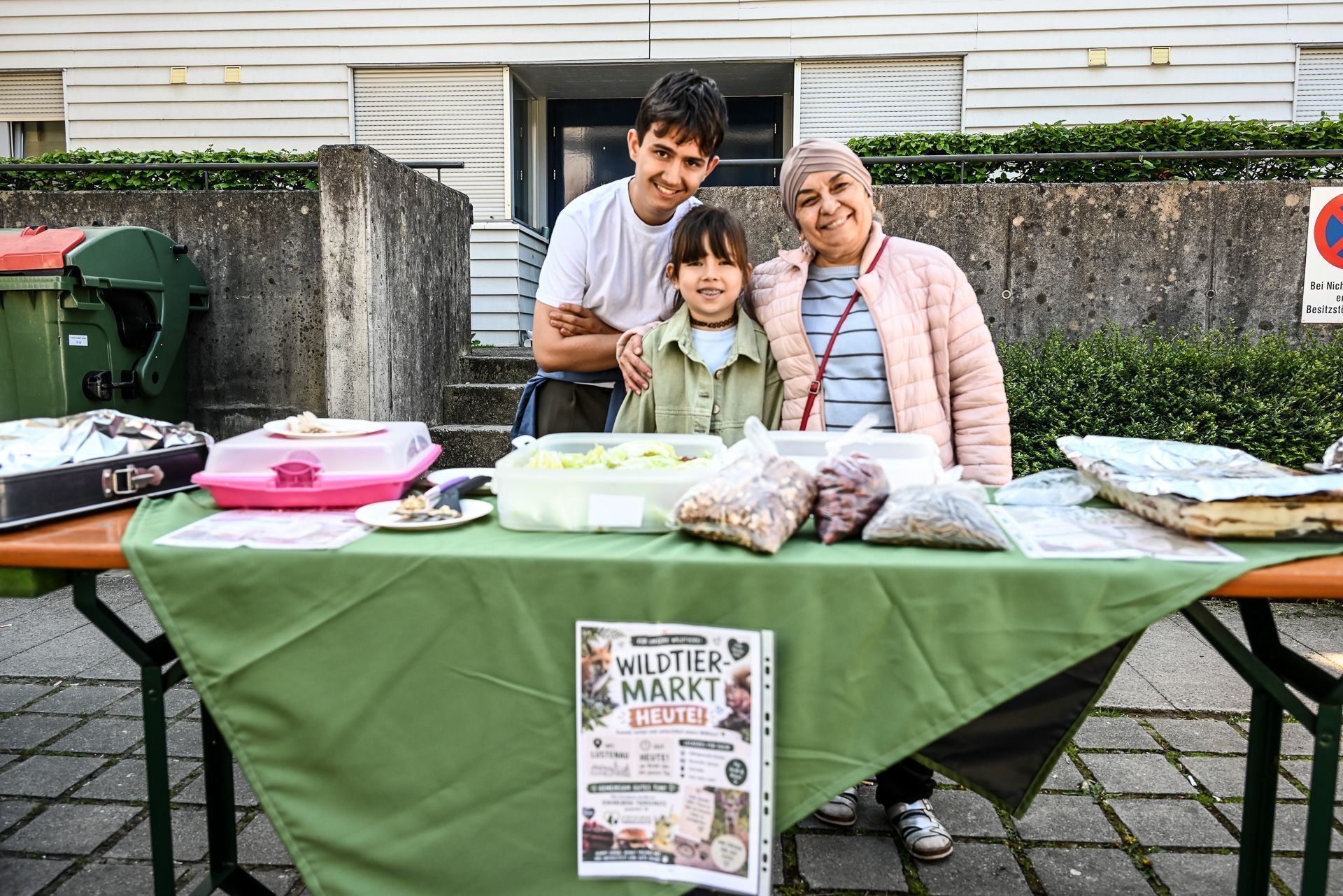 Selime (rechts) mit ihren Enkeln Mohamed und Sara.