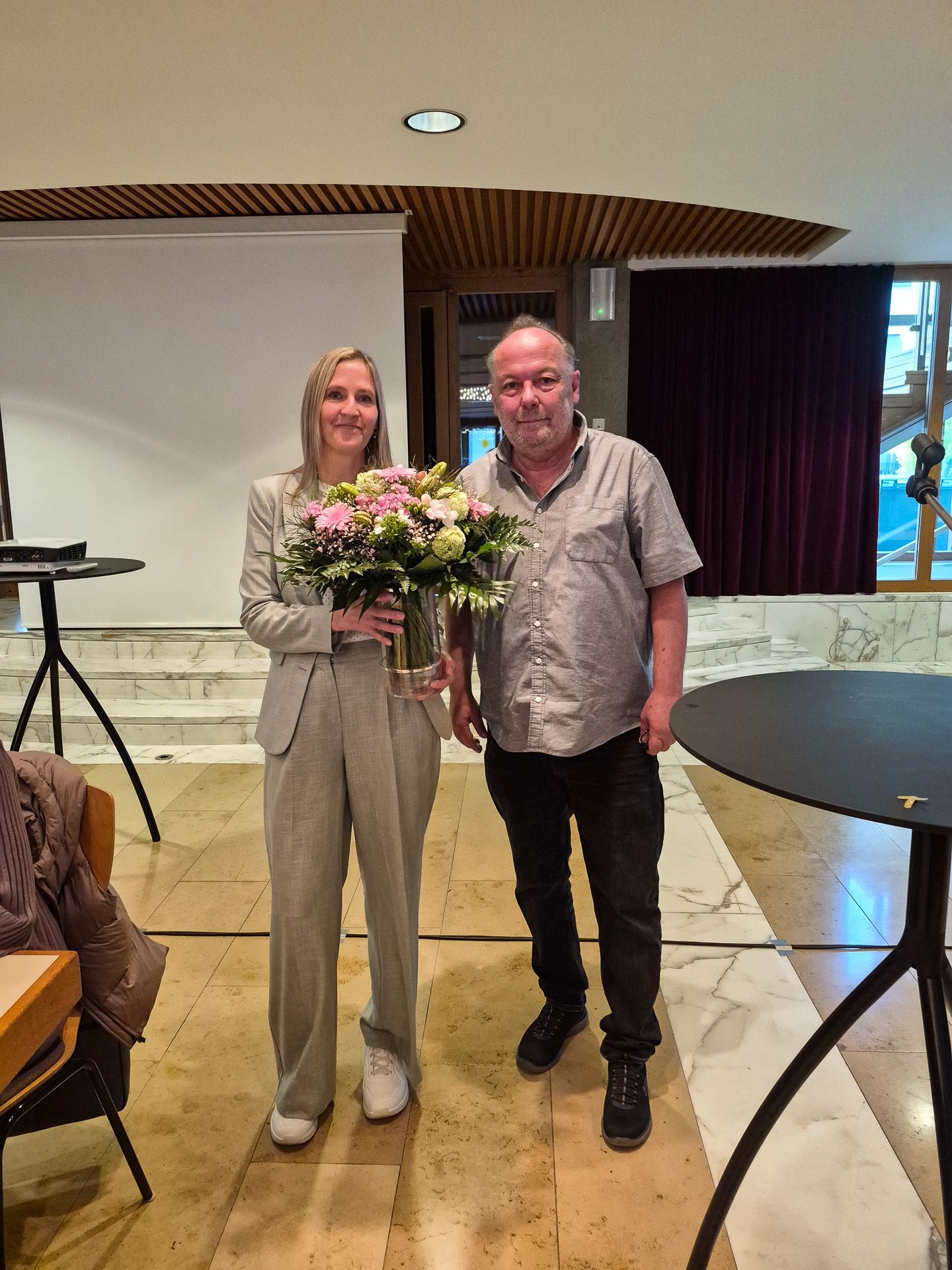 Pflegeleiterin Karin Blank mit Obmann Dietmar Martin.