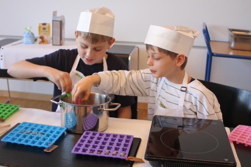 Pius und Ralf zauberten neue Gummibärchen. 
