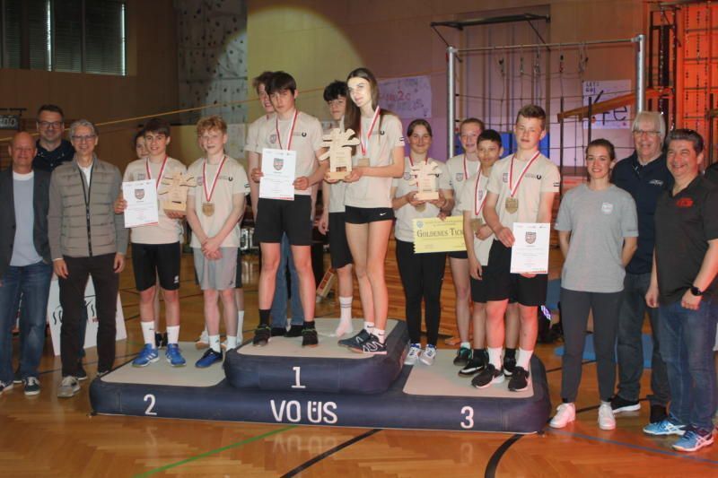 Die drei Ersten vom Ninja Finale in Feldkirch-Gisingen mit den Veranstaltern und Unterstützer.