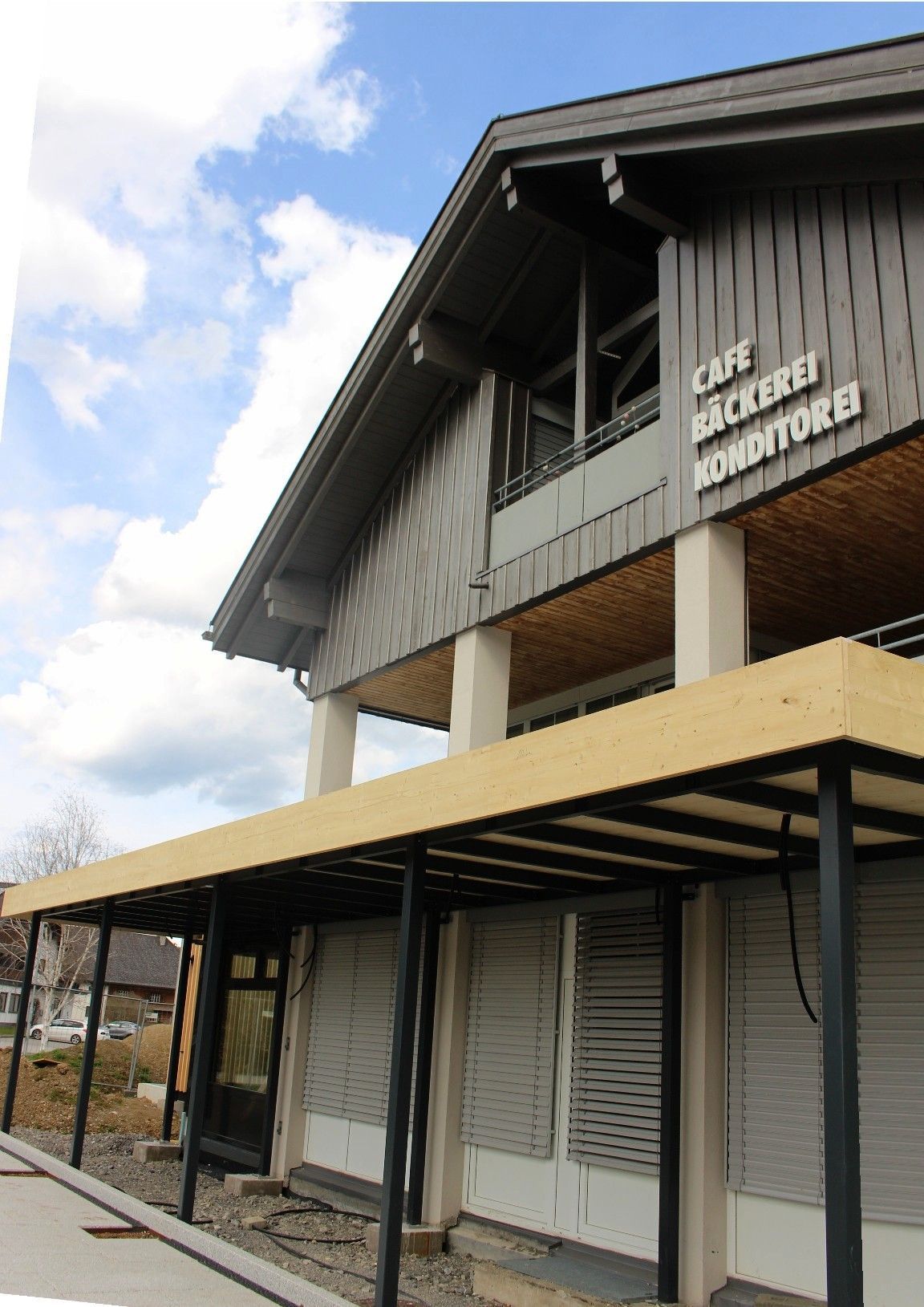 Der Gastgarten war bisher eher provisorisch, jetzt wird er neugestaltet und dabei entsteht auch ein überdachter Bereich.   