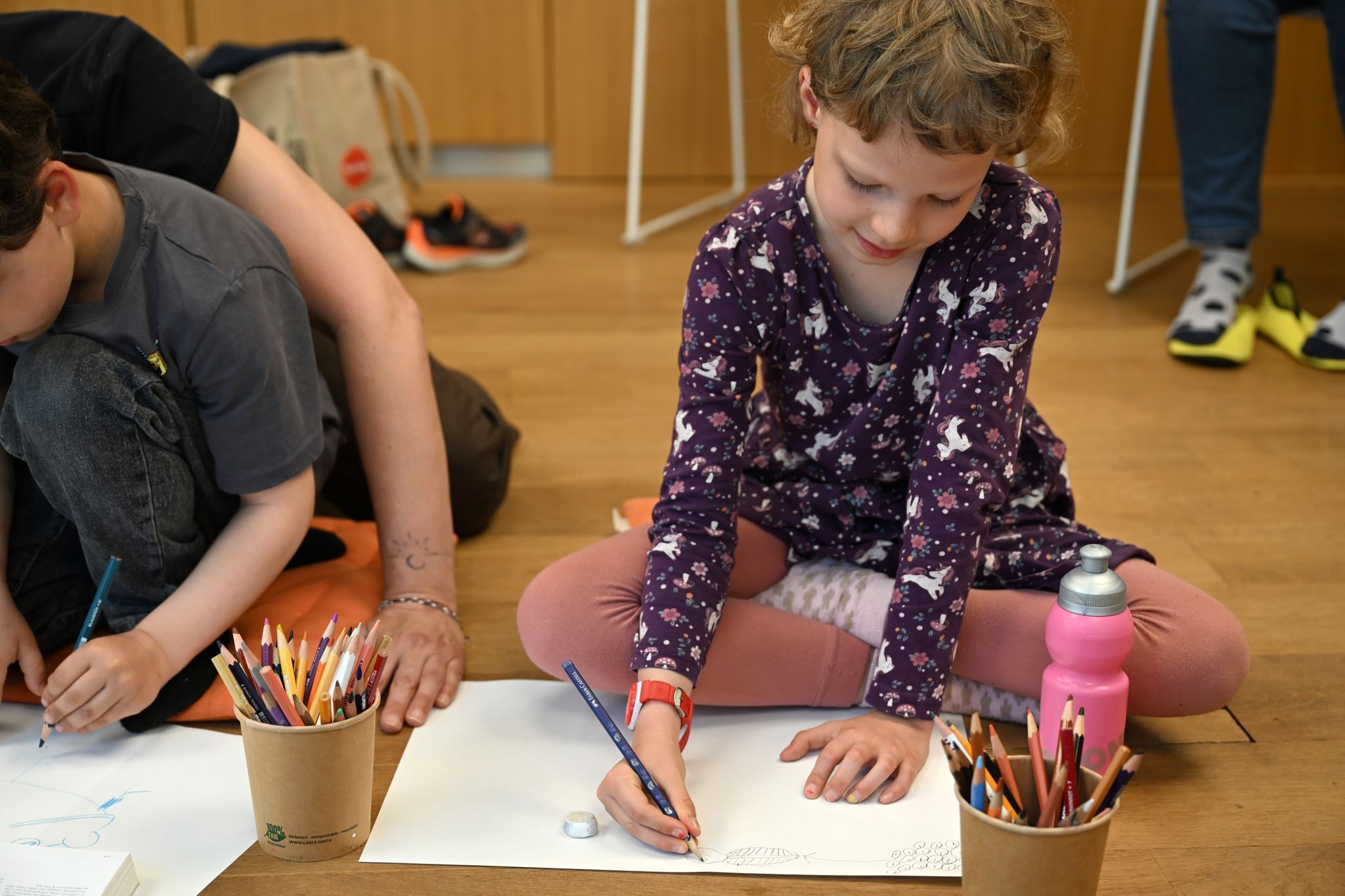 Danach zückten die Kinder die Buntstifte und brachten die Metamorphose auf Papier.