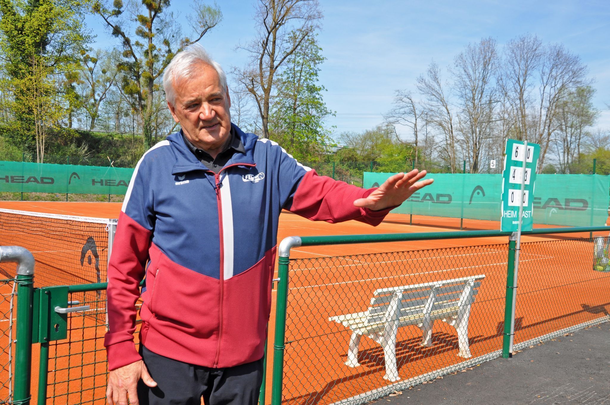 Peter Enz erläutert auf der Anlage Details der erfolgreich abgeschlossenen Sanierung. 