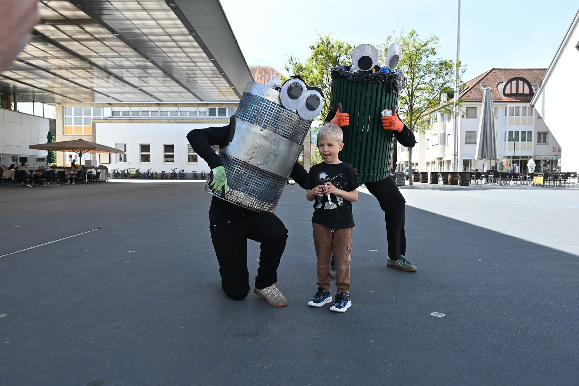 Der vierjährige Jamie wollte sich ein Foto mit den lebendigen Mülleimern nicht entgehen lassen.