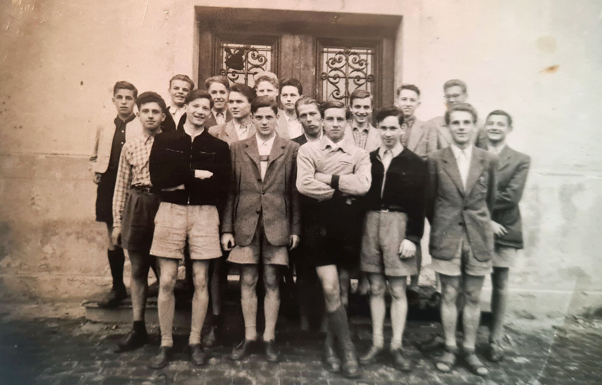 Die Klasse von Franz Winder nimmt Aufstellung vor der Eingangstür der damaligen Realschule.