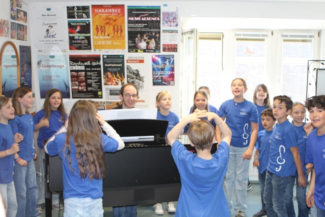 Kinderchor mit Clemens Breuss. 