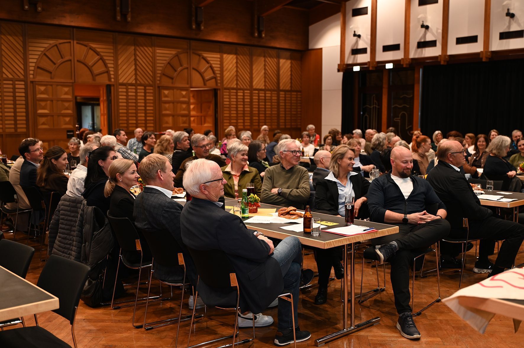 Der Hofsteigsaal war gut gefüllt. 