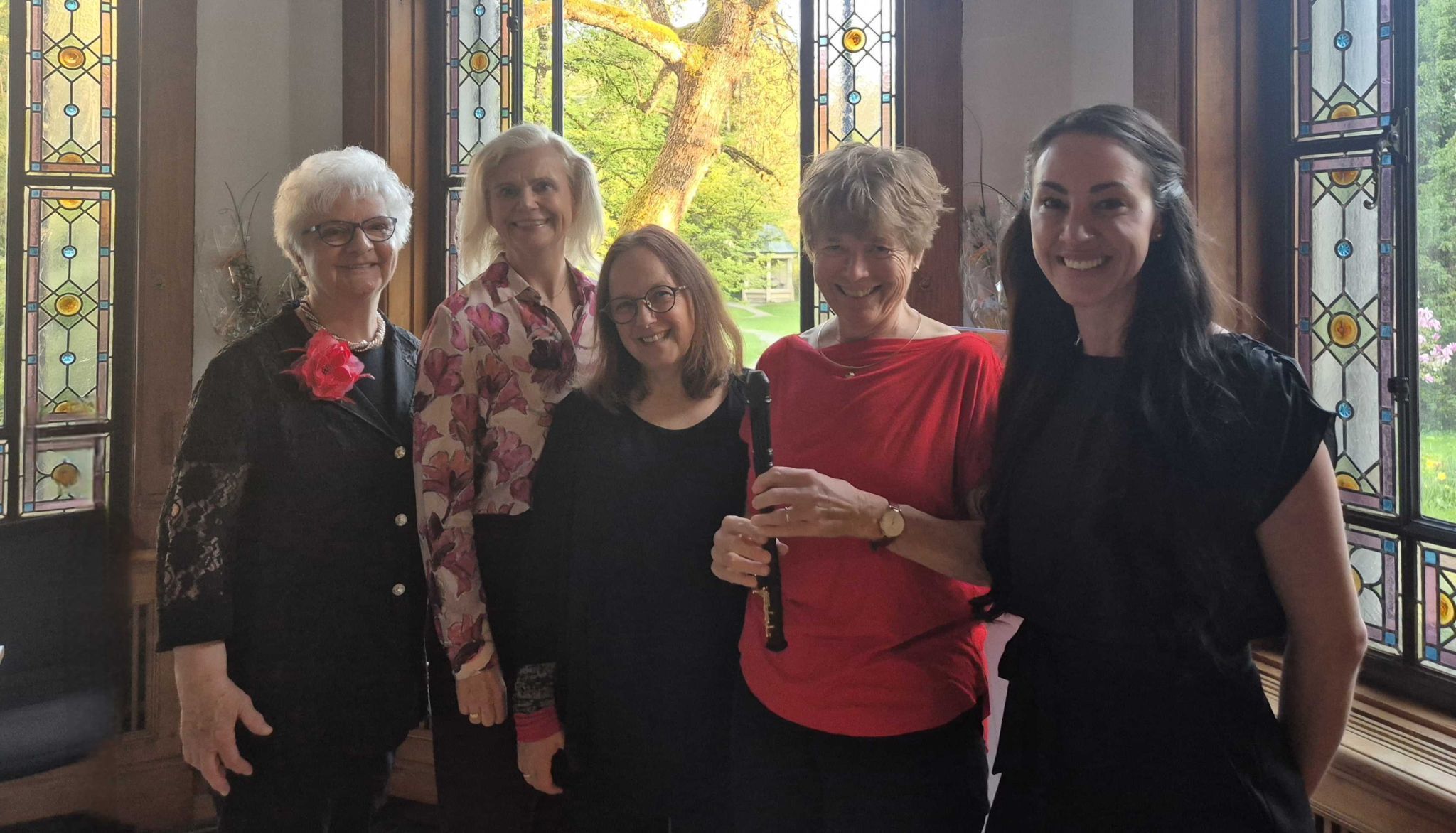 Das Ensemble La Rocaille und Schauspielerin Renate Bauer (2. v. links)