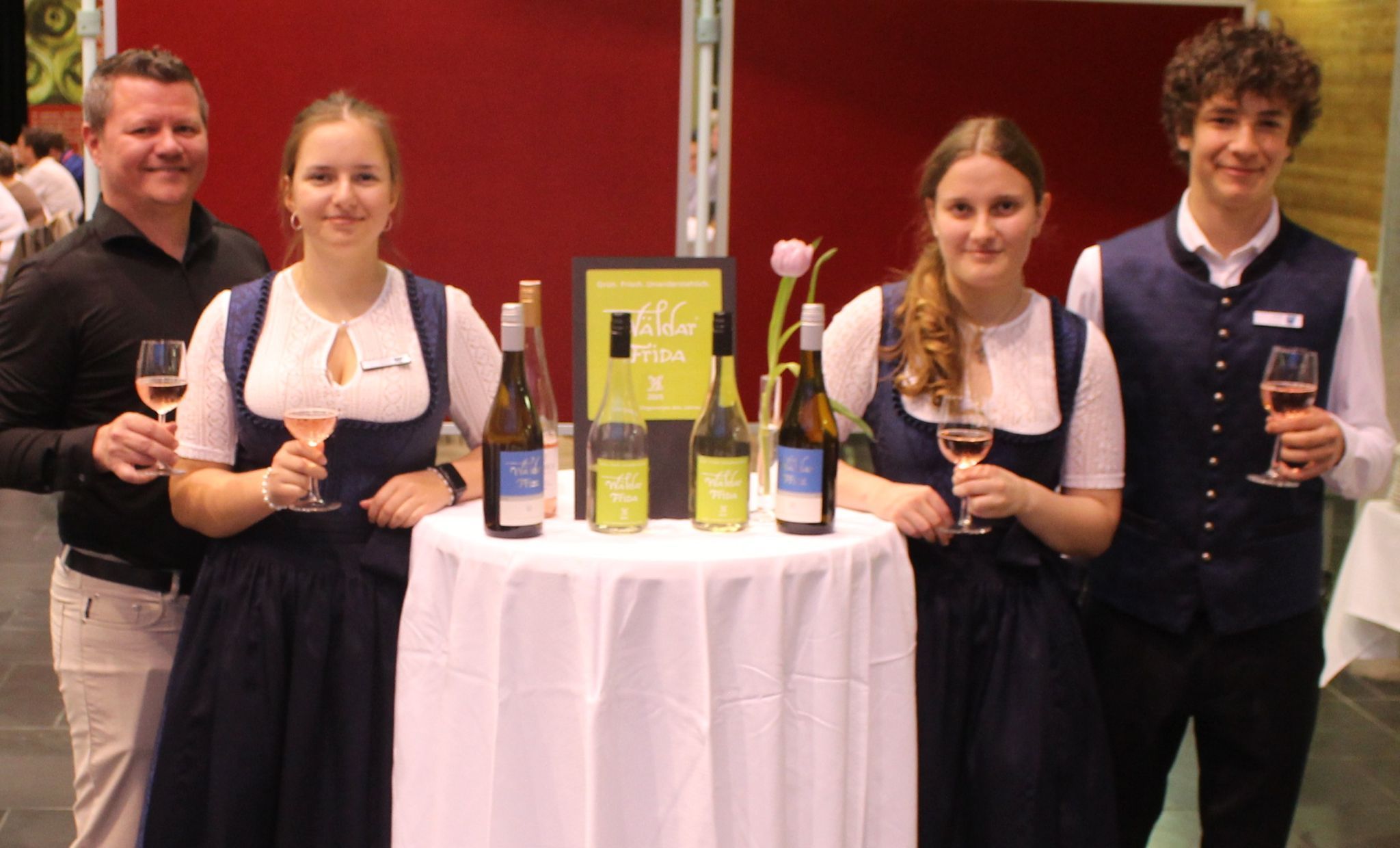 Zusätzlicher Praxisunterricht für Schülerinnen und Schüler der dritten HLT-Klasse. Service-Lehrer Jakob Handler war mit deren Auftritt sehr zufrieden.