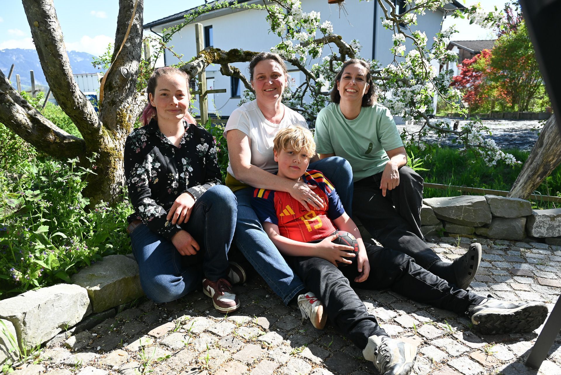 Nicole Meusburger, Monika Simma mit Leo und Sabine Simon freuen sich auf das erste Sommercamp vom OGV.