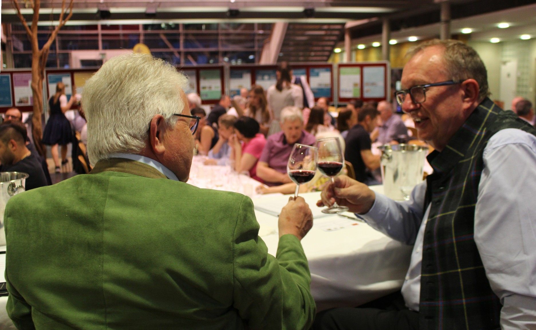 Willi Hirsch und Toni Honsig hatten allen Grund auf einen erfolgreichen Wäldar-Win-Abend anzustoßen.