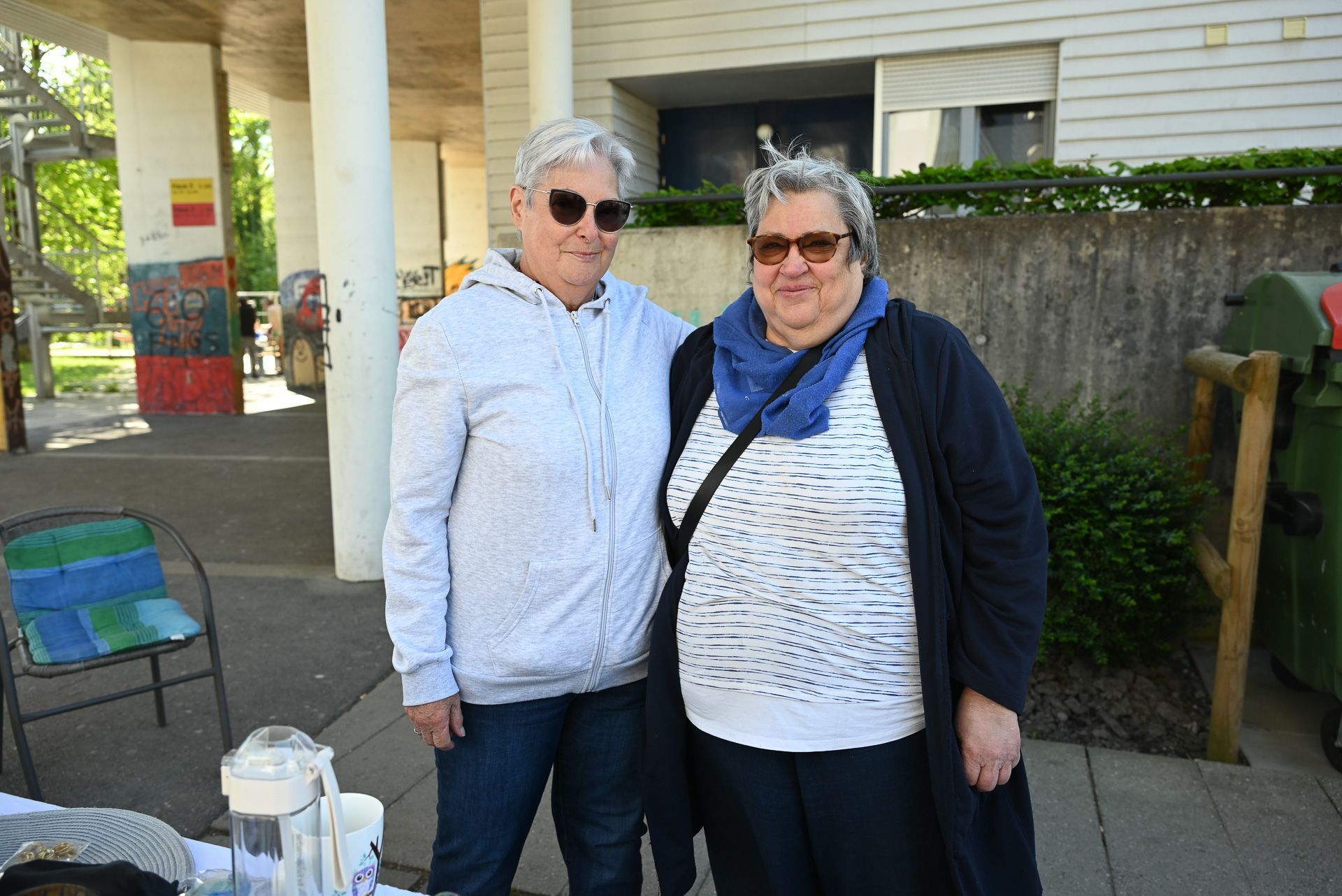 Maria und Elisabeth schätzen die Arbeit von Sozialarbeiterin Sandra Wohlgenannt und freuten sich über ihren ersten Flohmarkt in der Siedlung.