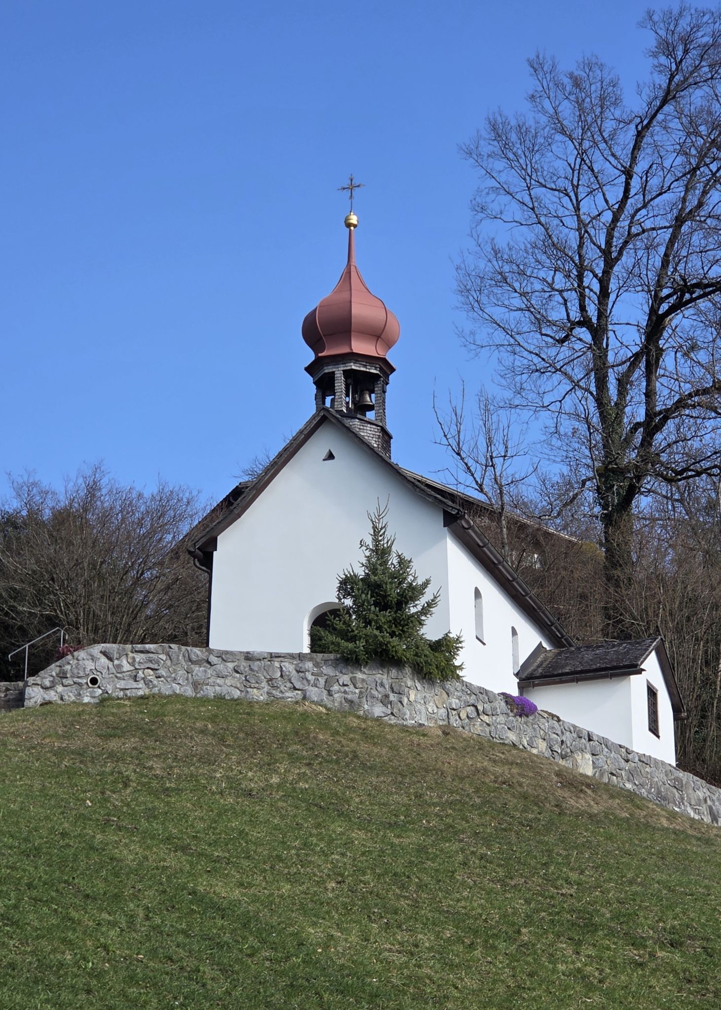 Die Kapelle auf Laz steht auf einem exponierten Vorsprung (Foto OS)