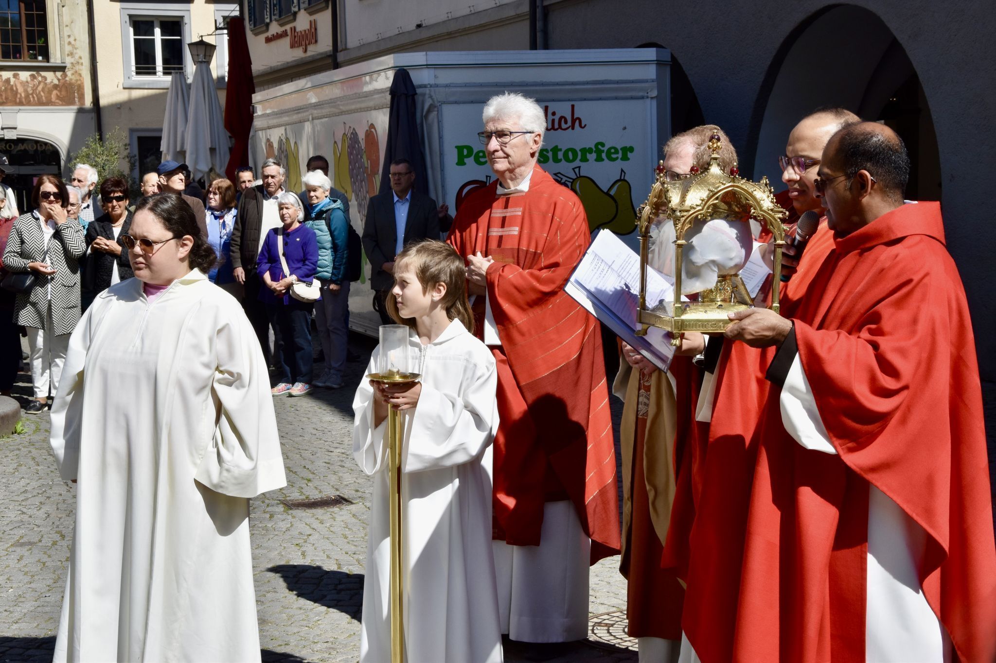 Bischofsvikar Rudolf Bischof (im Hintergrund in der Mitte) mit Dompfarrer Fabian Jochum (durch die Haupt-Reliquie verdeckt), Kapuzinerbrüdern und Ministrierenden.