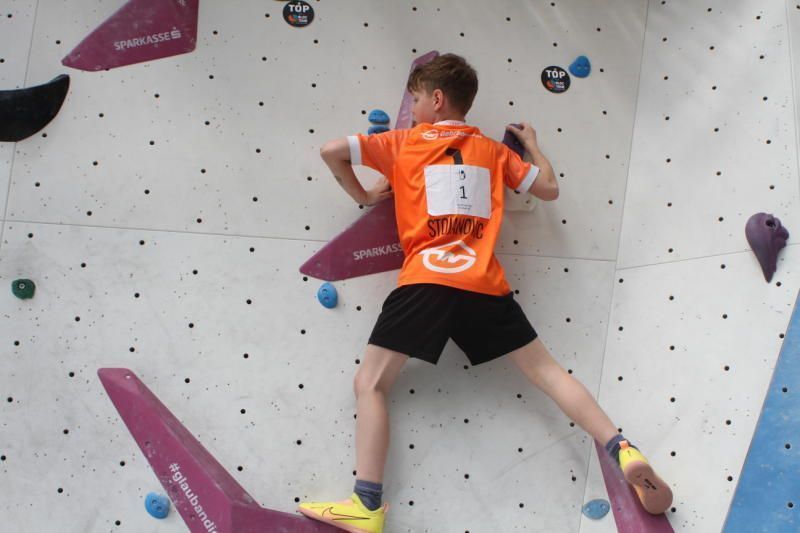 Daniel hatte die Kletterwand in Windeseile bewältigt. 