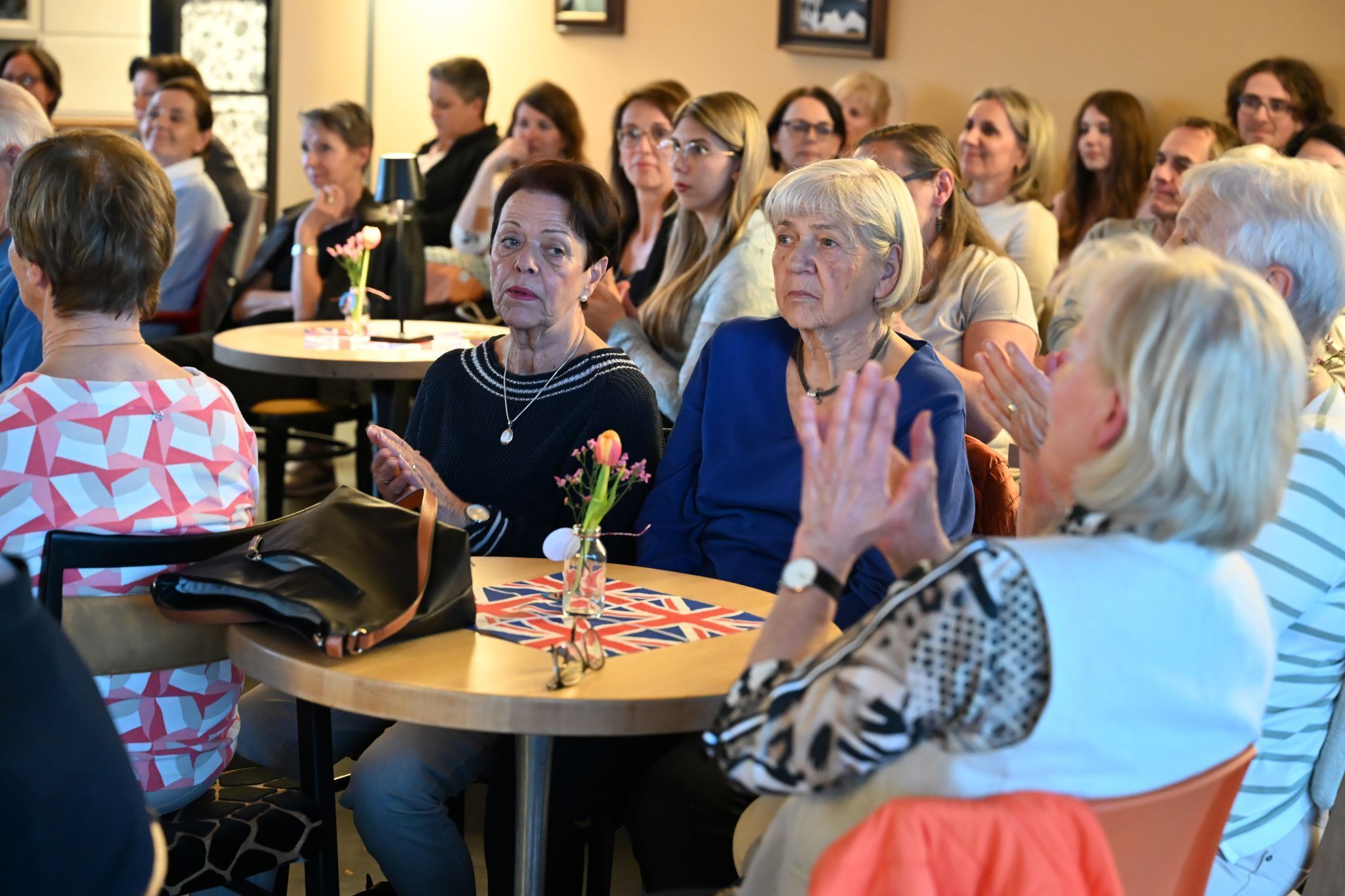 Zahlreiche Besucherinnen und Besucher folgten der Lesung in der Bücherei Rohrbach mit großem Interesse.