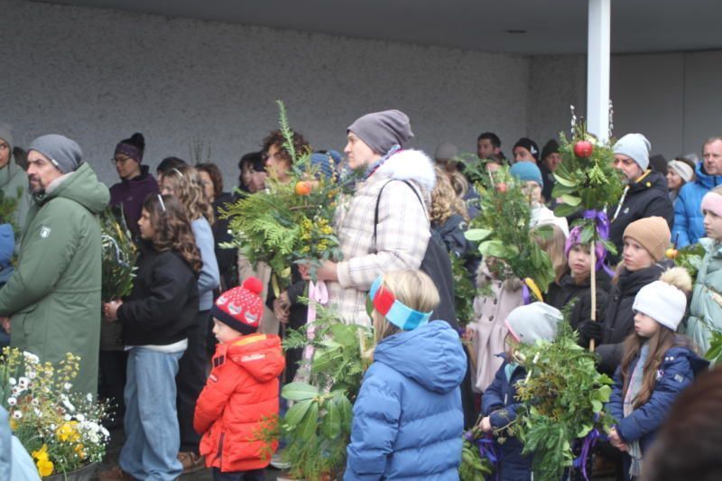 Viele Menschen waren zur Palmweihe nach Rankweil gekommen. 