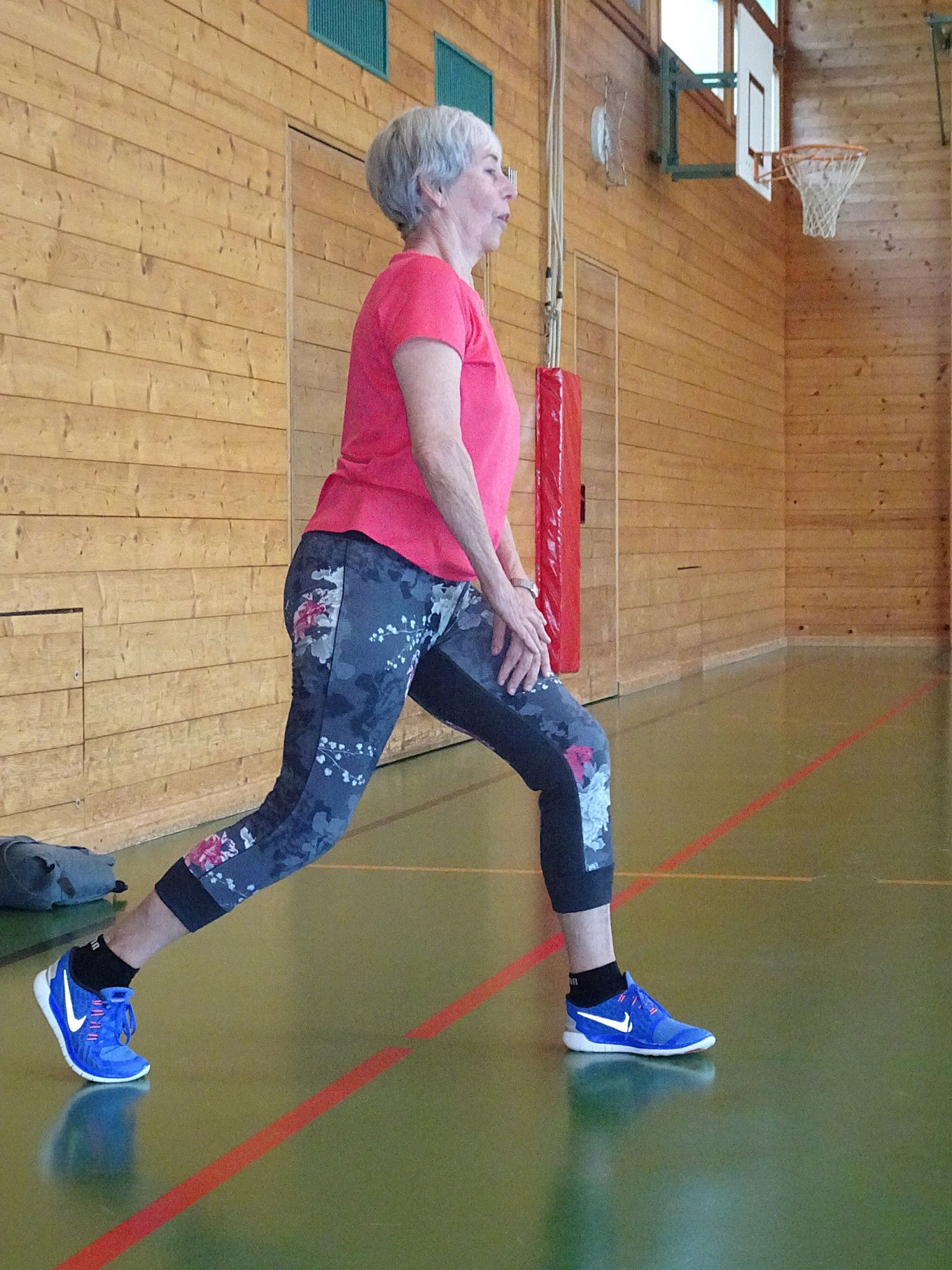 Hedi Mangeng bleibt in Bewegung und reißt die Gruppe mit.