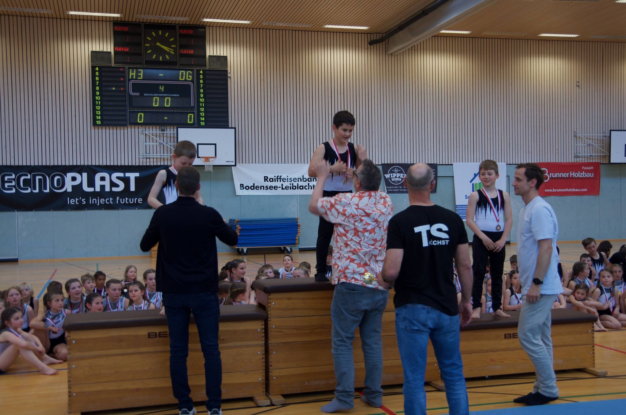 Mit Medaillen, Pokalen und strahlenden Gesichtern ging es für die Kinder nach Hause.