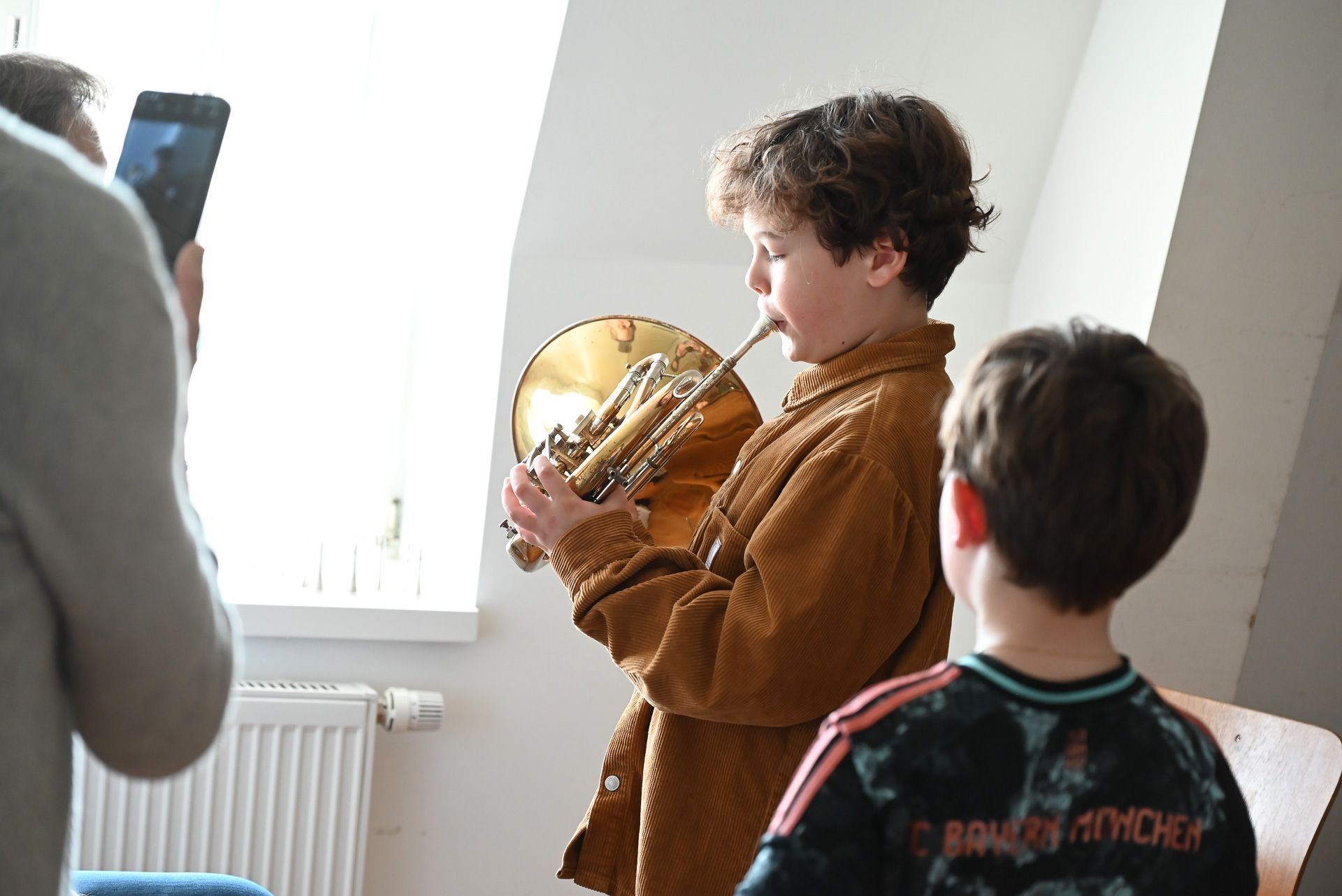 Die Kinder durften sich an den verschiedensten Musikinstrumenten versuchen.