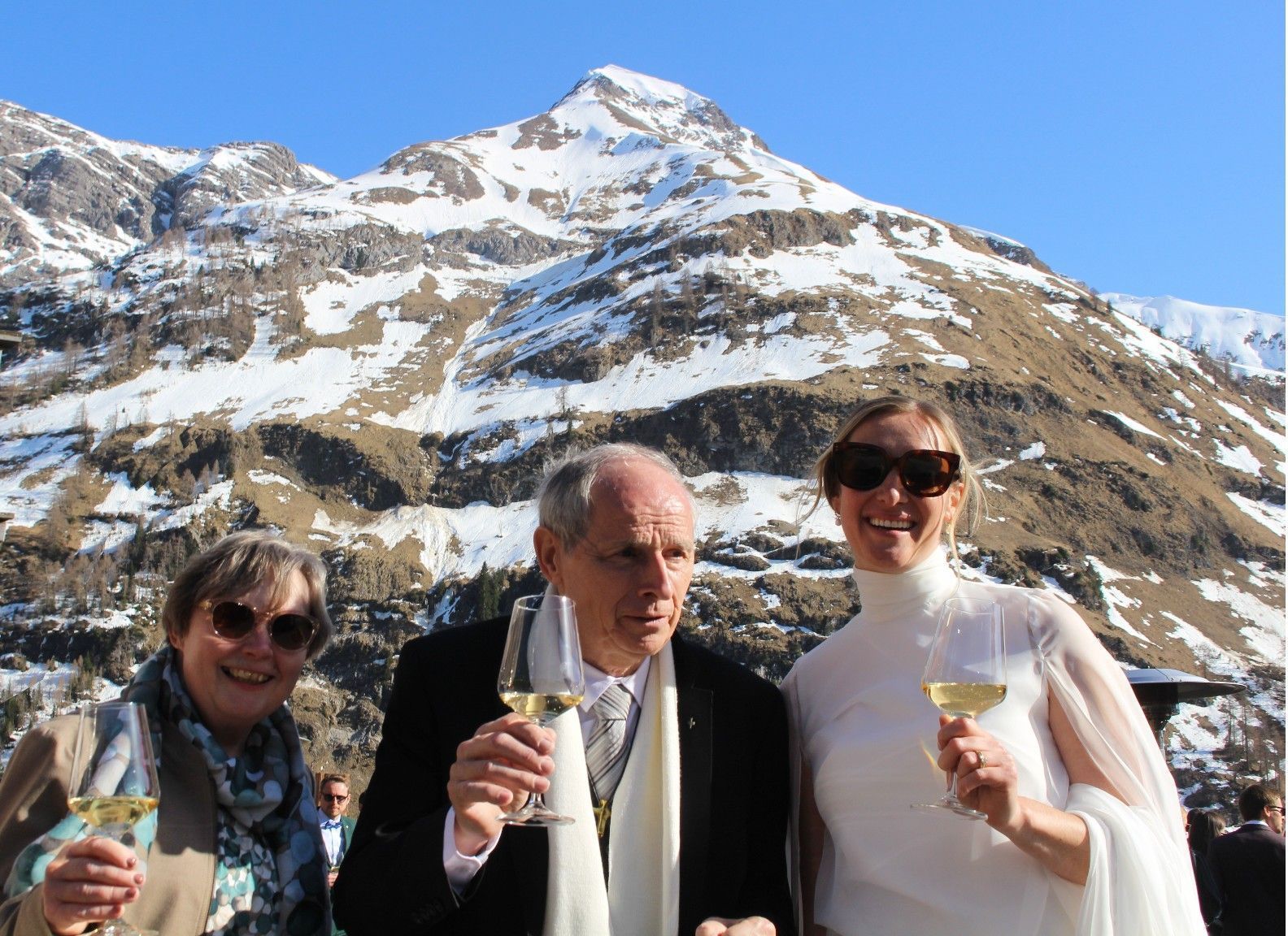 Seit fast drei Jahrzehnten treuer Urlaubsgast am Hochtannberg gilt Anne-Catherine (im Bild mit Pfarrer Luc) hier schon fast als „Wahl-Wartherin“.