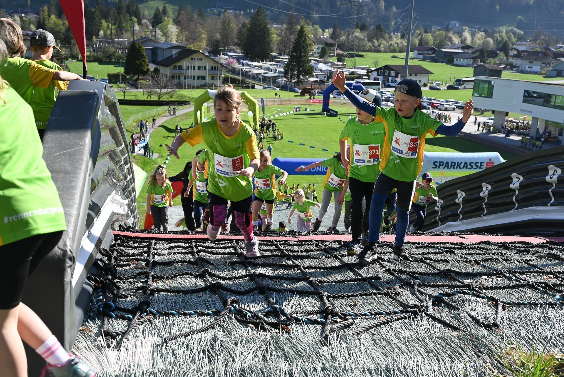 Stolz kamen die Kinder oben an der Schanze an.