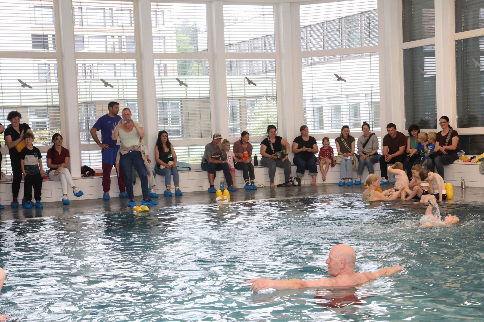 Später der Länge nach, teilweise mit Wechseln vom Rücken- zum Brustschwimmen nach der halben Distanz.