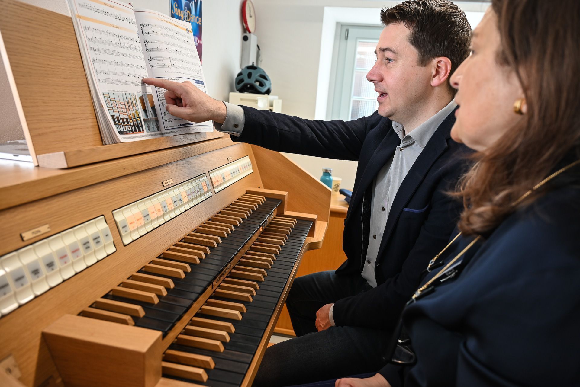 Bürgermeister Patrick Wiedl spielte erste Töne an der Orgel. 