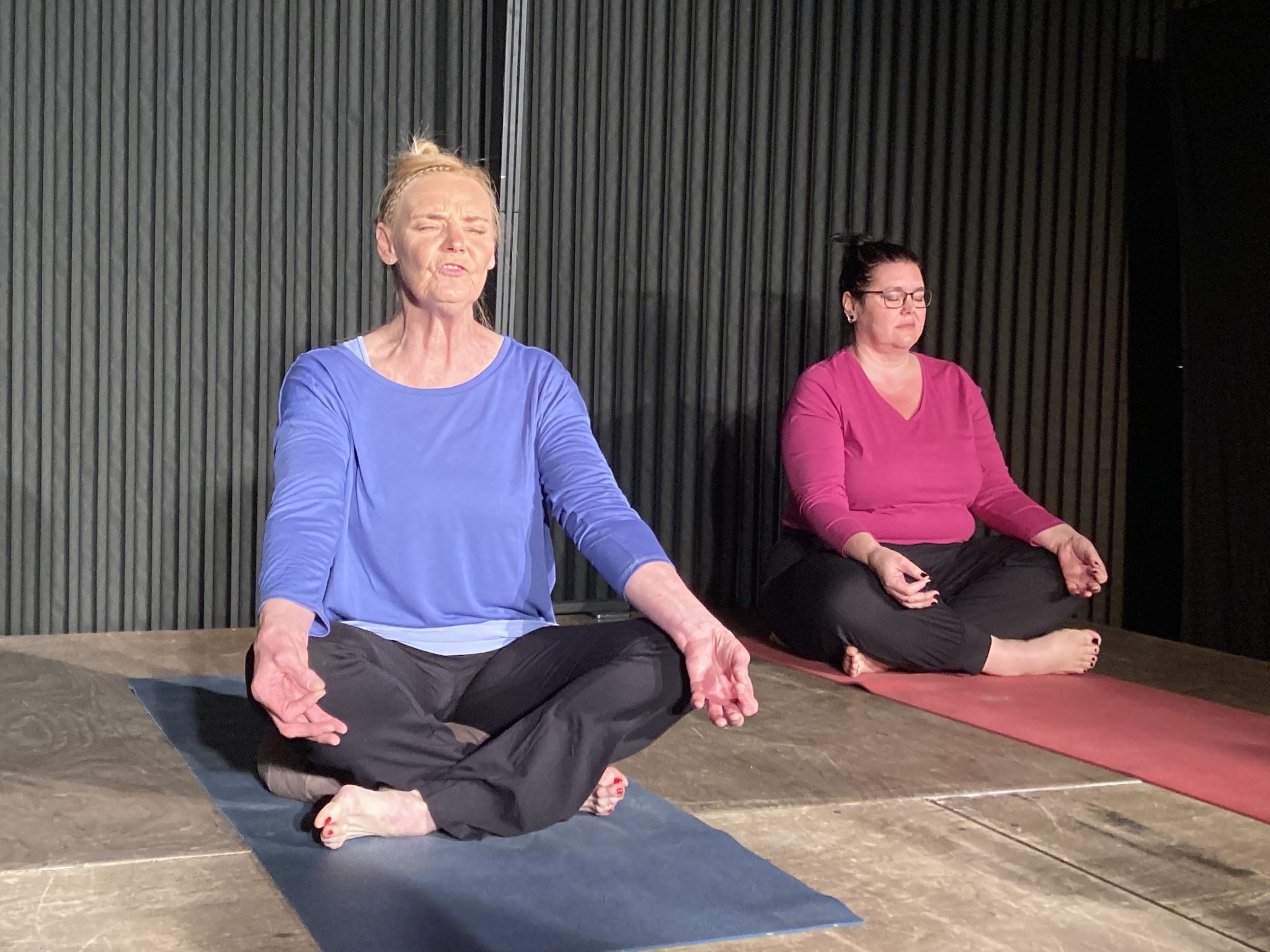 Herma Comper als Yogalehrerin und Sandra Meindl als Yogini im Stück 