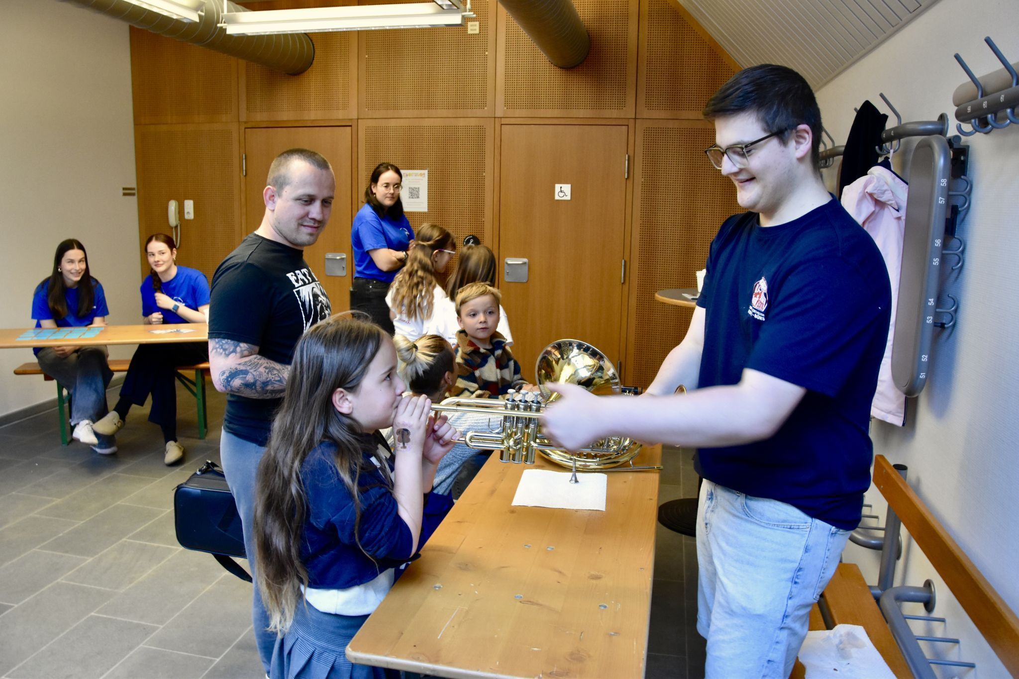 Instrumente ausprobieren bei der Stadtmusik Bludenz