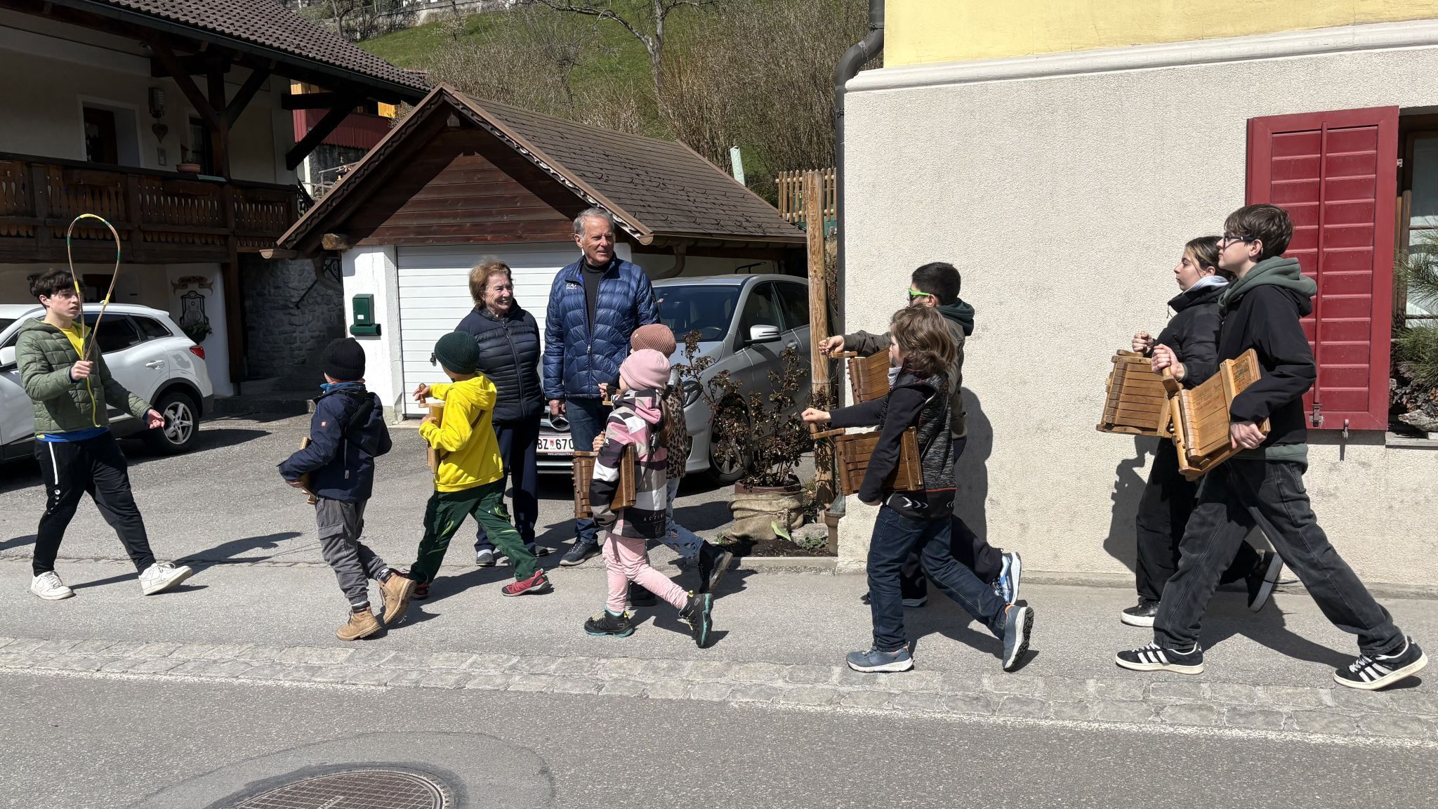 Die Schrunser Rätschnerinnen und Rätschner waren im gesamten Ortsgebiet unterwegs, hier in der Außerlitzstraße.