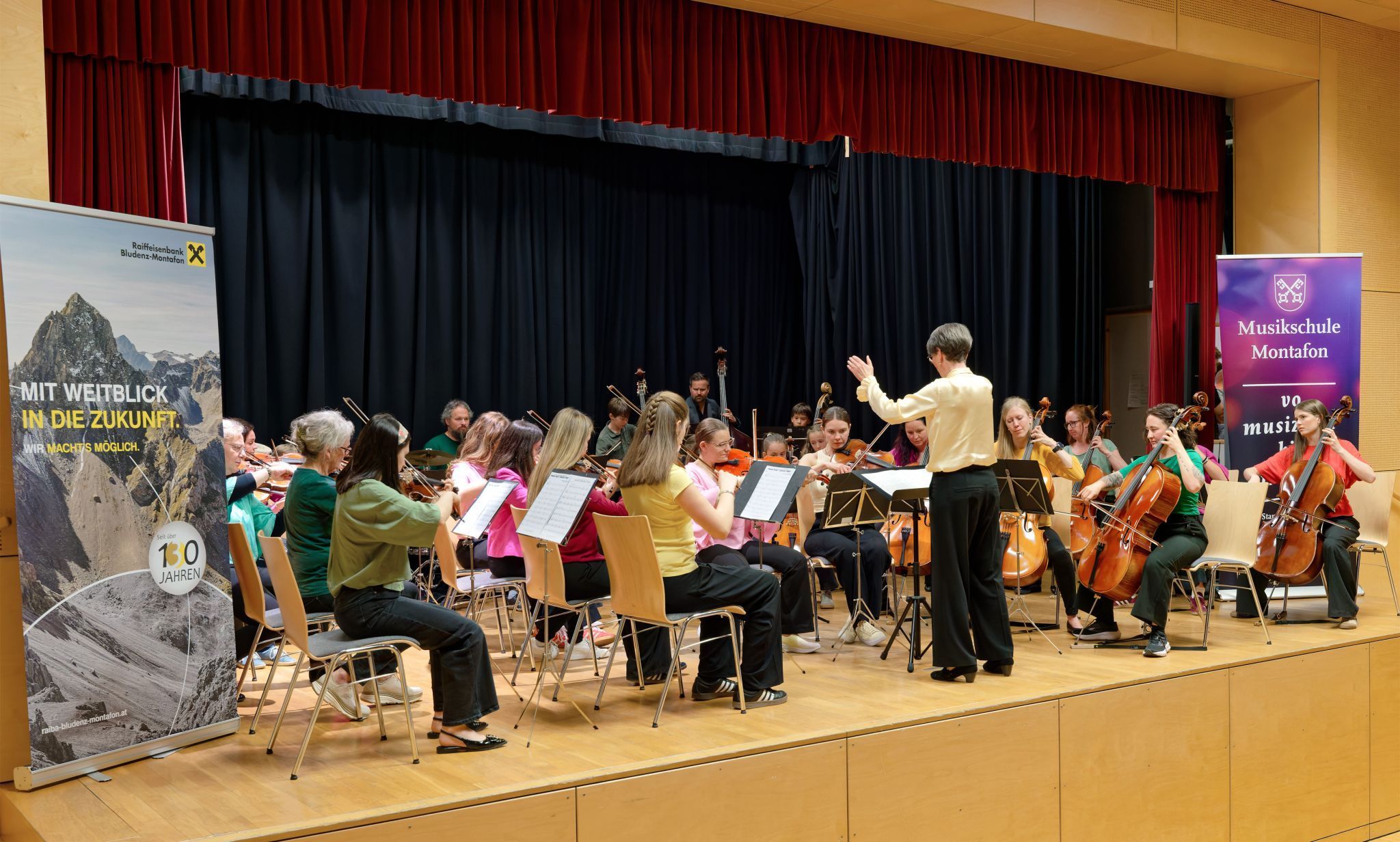 Die Eröffnung des abwechslungsreichen und musikalisch eindrucksvollen Abends übernahmen die Montafoniker mit dem bekannten Thema aus Jurassic Park. Foto: Musikschule Montafon