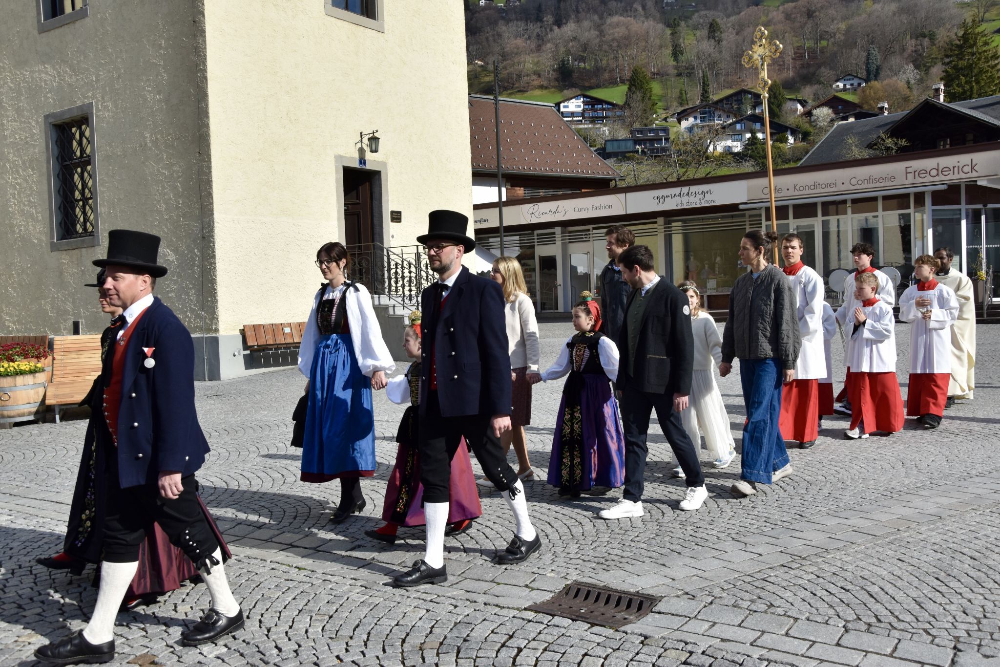 Am Ostermontag feierte die Pfarre Schruns das Fest der Erstkommunion. Mit der Versammlung feierte Kaplan Albert Joseph Jusuraj.