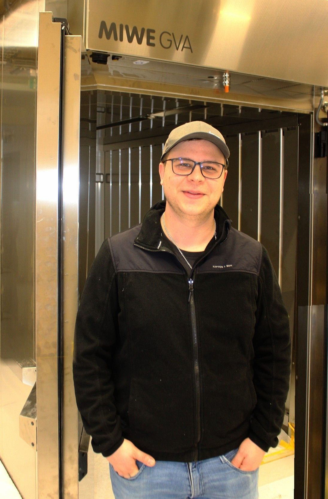 Dominik Künz vor dem Kühlraum: „Wir sind gerüstet - wir haben unsere neue Bäckerei so vorausschauend eingerichtet, dass sie bereits heute strengere Auflagen erfüllt, die wahrscheinlich in Zukunft vorgegeben werden.“