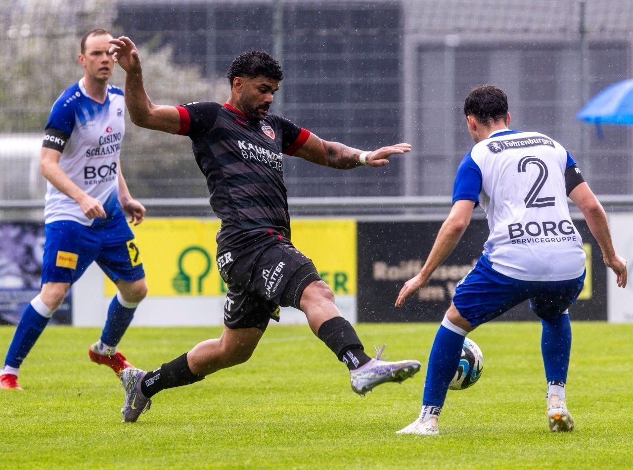 Bizau Goalgetter Uelder Barbosa Mendes traf und hatte zweimal per Kopf Pech. VN-PAULITSCH