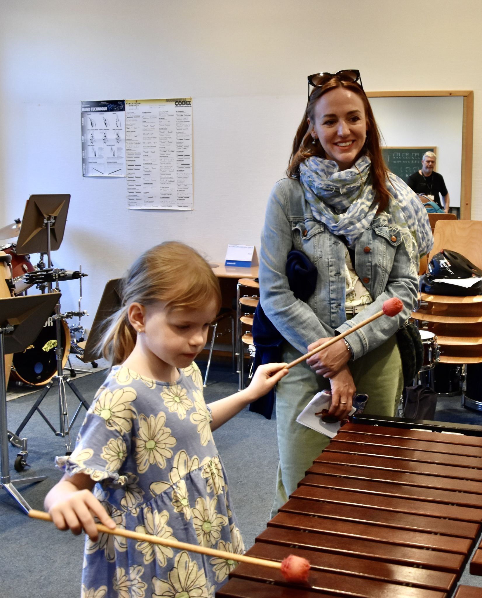 Veronika Huber mit Tochter Amrei am Xylophon