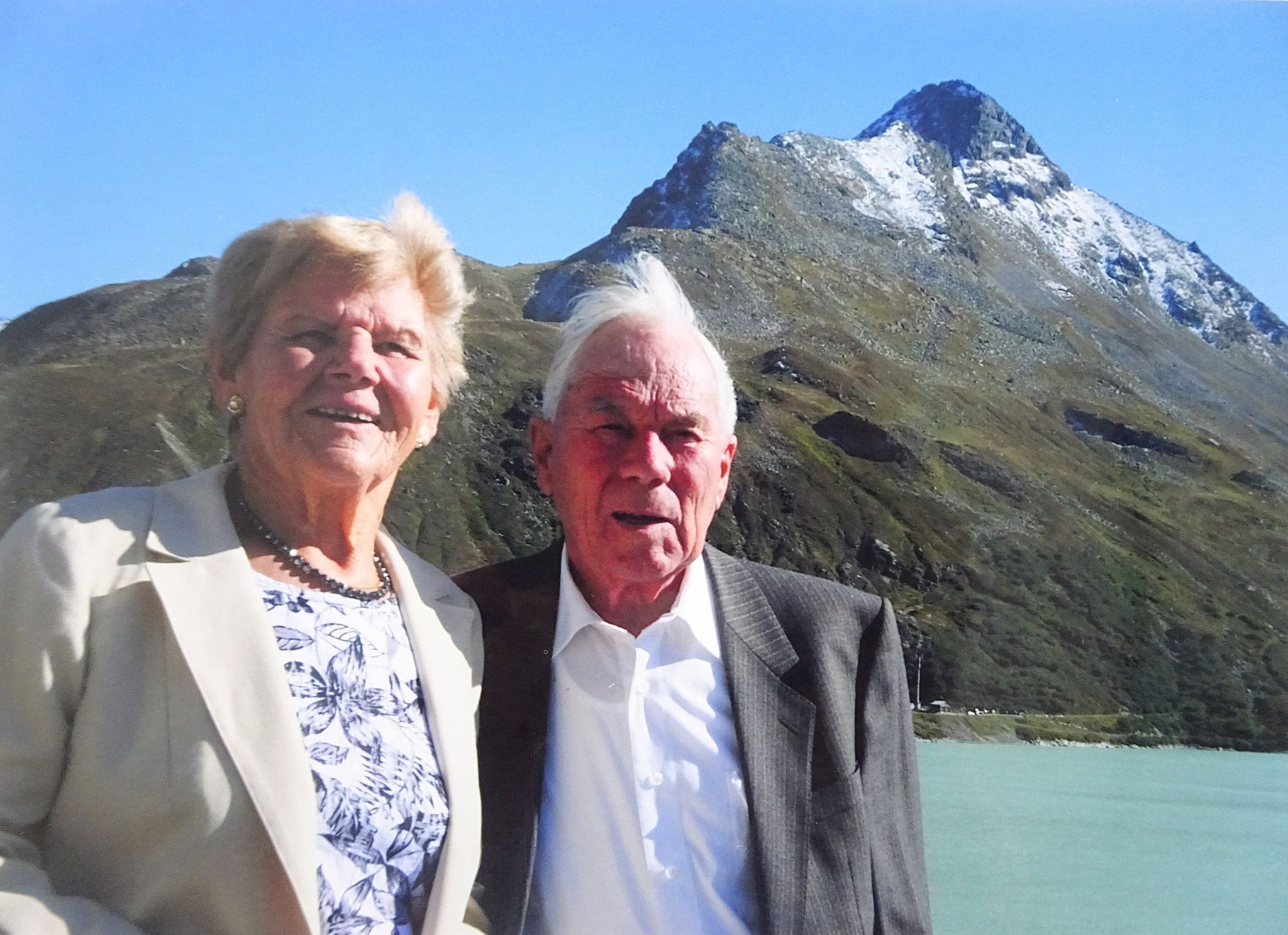 Luis Witzemann mit seiner Frau Maria am Silvretta-Stausee. Auch sie wurde stolze 97 Jahre alt.