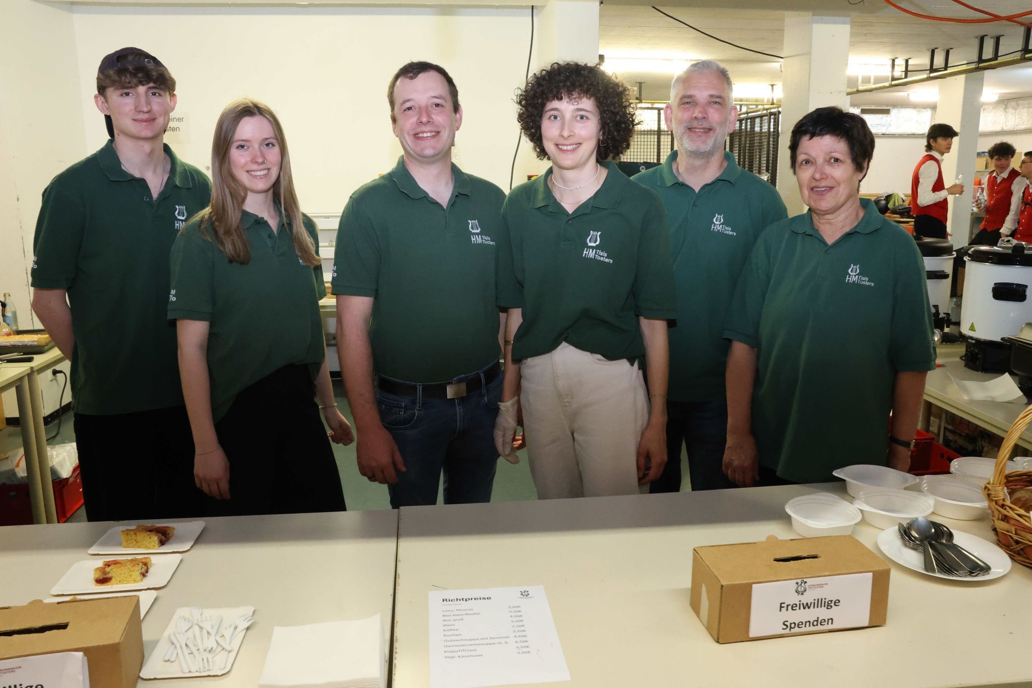 Daniel, Jana, Georg, Klara, Gerd und Barbara hatten Toast und Gulaschsuppe im Programm.