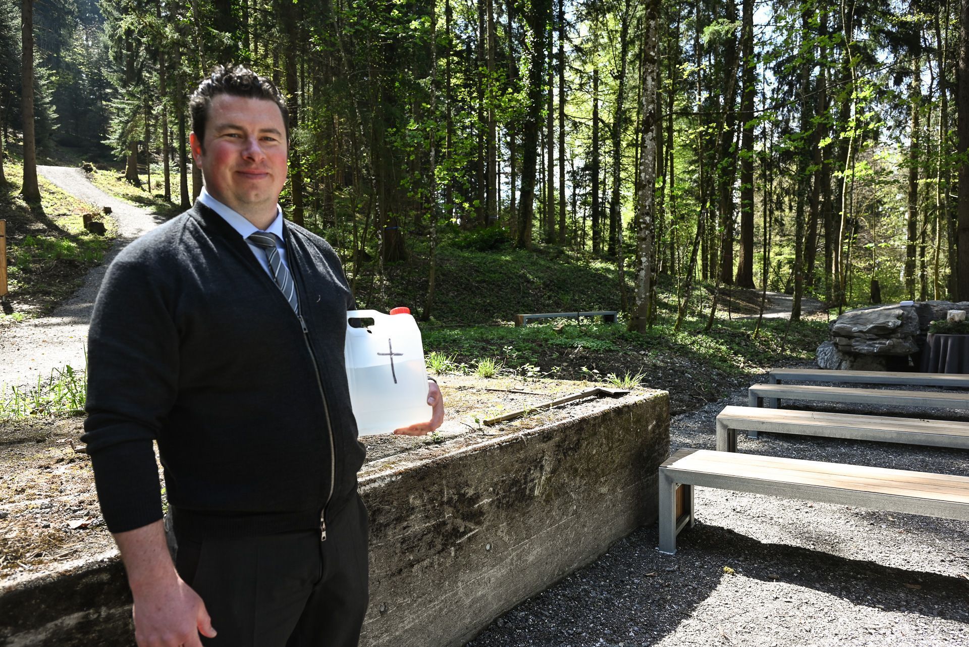 Das Weihwasser trägt der Bestatter im Kanister mit. 