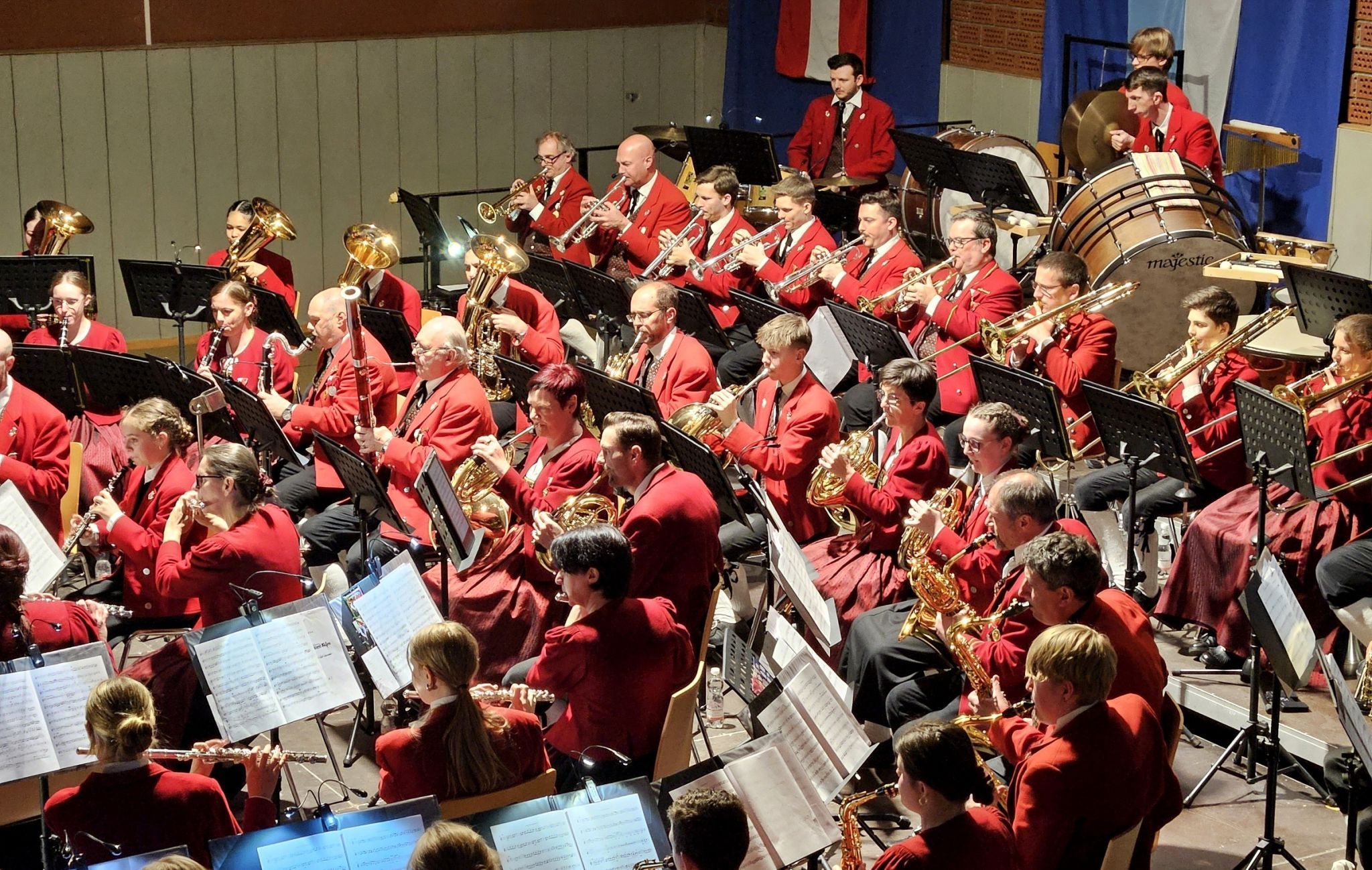 Mit viel Applaus gratulierten über 600 begeisterte Blasmusikfreunde dem Musikverein Lochau unter der Stabführung des Kapellmeisters Rafael Ohmayer zum bestens gelungenen Frühlingskonzert. 