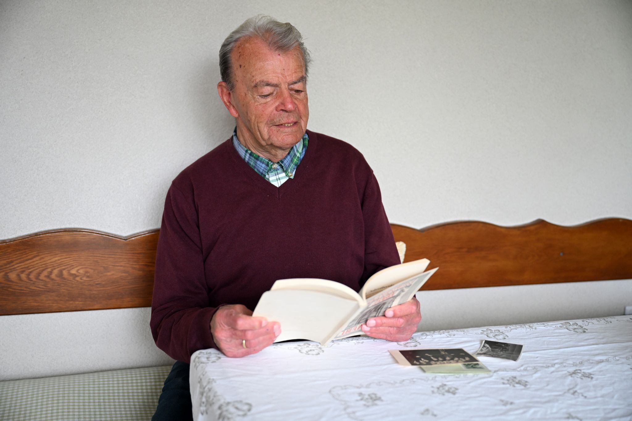 Erinnerungen werden wach: Franz Winder mit der Jubiläumsausgabe des Jahresberichts zum 75. Schuljubiläum.